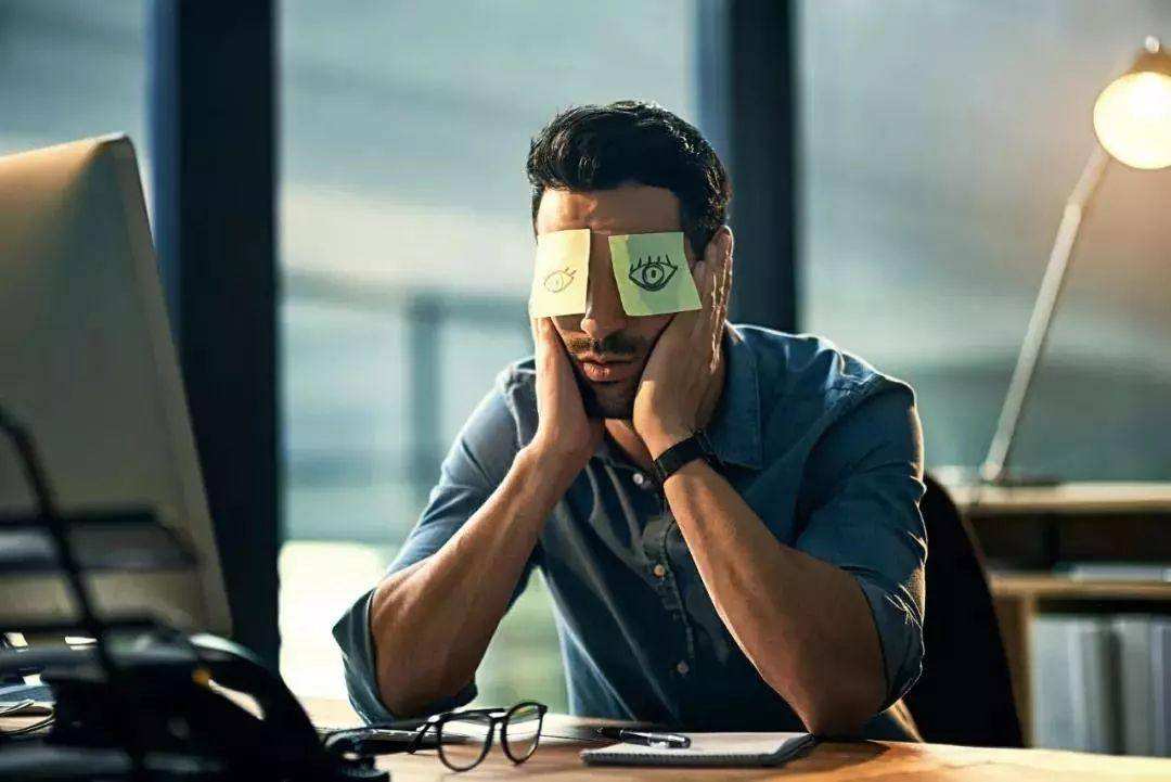 职场上如何做个抬头族，职场需要正能量